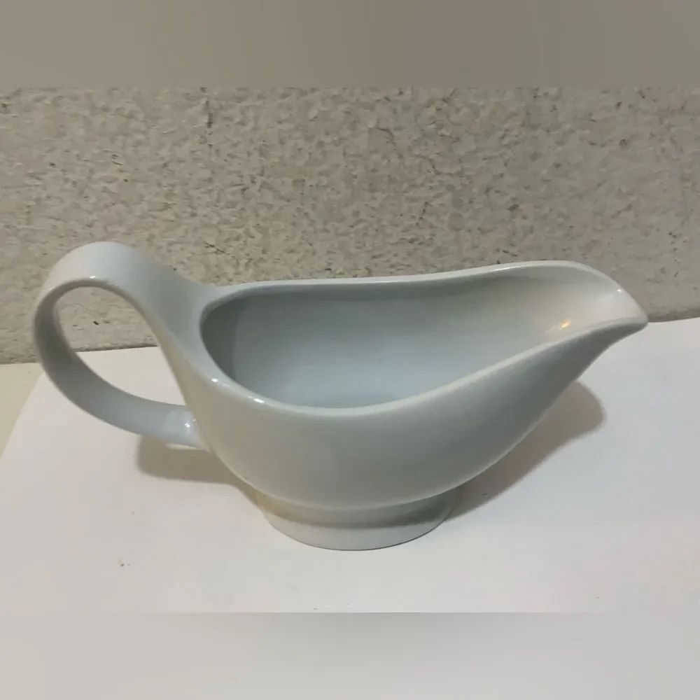 CORDON BLEU GRAVY BOAT CERAMIC WHITE SOLID SERVING HANDLE SPOUT VINTAGE